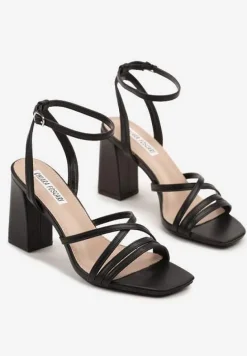 Czarne Sandały na Słupku Ozdobione Paskami Doroti