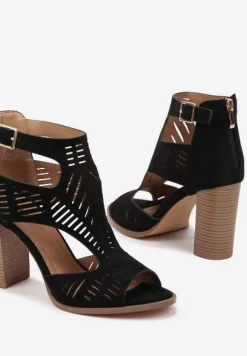 Czarne Sandały na Słupku Ozdobione Ażurowym Wzorem Grelidi