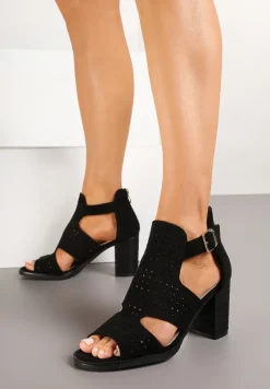 Czarne Sandały na Słupku z Ażurowymi Paskami Evelesi