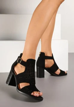 Czarne Sandały na Słupku z Ażurowymi Paskami Evelesi