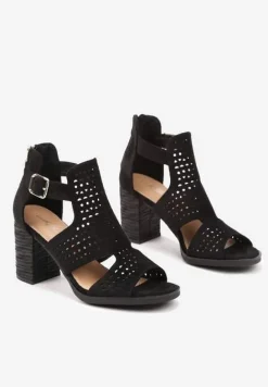Czarne Sandały na Słupku z Ażurowymi Paskami Evelesi