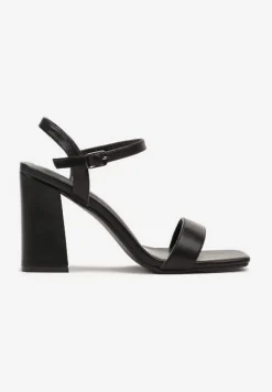 Czarne Sandały na Słupku Zapinane przy Kostce z Kwadratowym Noskiem Isevia