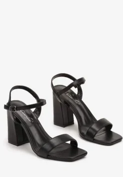 Czarne Sandały na Słupku Zapinane przy Kostce z Kwadratowym Noskiem Isevia