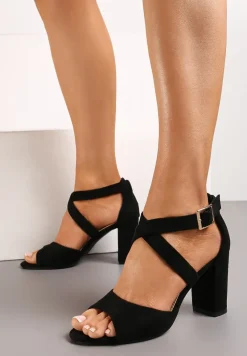 Czarne Sandały na Słupku ze Skrzyżowanymi Paseczkami Hyfalia