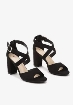 Czarne Sandały na Słupku ze Skrzyżowanymi Paseczkami Hyfalia