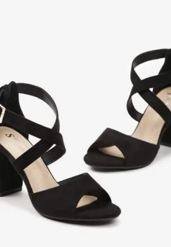 Czarne Sandały na Słupku ze Skrzyżowanymi Paseczkami Hyfalia