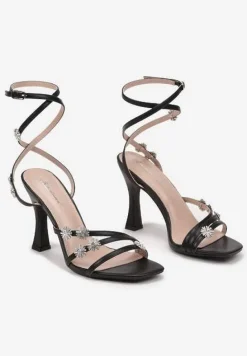 Czarne Sandały na Szpilce Zdobione Paskami i Cyrkoniowymi Aplikacjami z Kwiatami Hanariel