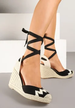 Czarne Sandały z Plecionką na Koturnie i Ozdobnym Wiązaniem