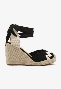 Czarne Sandały z Plecionką na Koturnie i Ozdobnym Wiązaniem