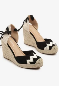 Czarne Sandały z Plecionką na Koturnie i Ozdobnym Wiązaniem