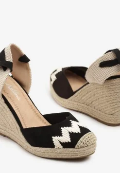 Czarne Sandały z Plecionką na Koturnie i Ozdobnym Wiązaniem