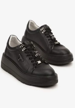 Czarne Skórzane Sneakersy na Platformie Ozdobione Aplikacją Doliresa
