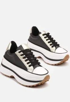Czarne Sneakersy na Tłoczonej Platformie w Streetwearowym Stylu Hanerith