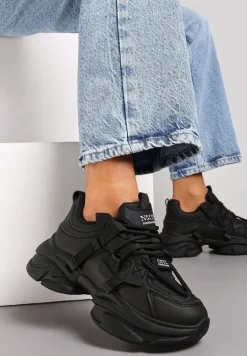 Czarne Sneakersy Ozdobione Napisami na Wysokiej Podeszwie Uvanda