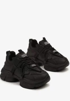 Czarne Sneakersy Ozdobione Napisami na Wysokiej Podeszwie Uvanda