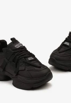 Czarne Sneakersy Ozdobione Napisami na Wysokiej Podeszwie Uvanda