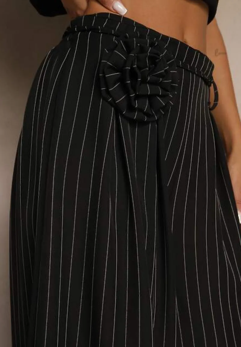 Czarne Spodnie Palazzo High Waist Ozdobione Broszką Kwiatem Folassea