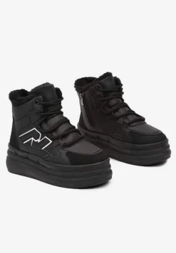 Czarne Sznurowane Sneakersy na Tłoczonej Platformie Ozdobione z Boku Aplikacją Neathalie