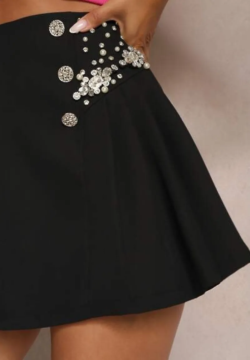 Czarne Szorty Spódnica Ozdobione Guzikami Perłami i Cyrkoniami Zapinane na Ukryty Suwak Pelilla