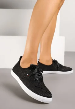 Czarne Tenisówki Wiązane Wstążką Zdobione Tłoczeniem w Kwiaty Palesiela