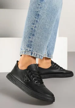 Czarne Tenisówki z Cholewką z Perforacją i Ozdobną Aplikacją Emmio