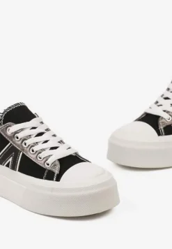 Czarne Trampki na Grubej Podeszwie Sznurowane Peonema