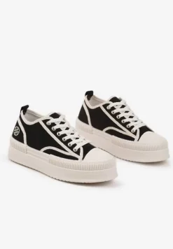 Czarne Trampki na Platformie z Metaliczną Ozdobą Afleeria