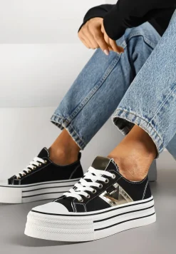 Czarne Trampki na Platformie Ozdobione Metaliczną Aplikacją Telanoreta