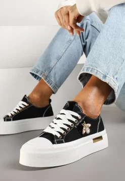 Czarne Trampki na Platformie z Biżuteryjną Aplikacją Gonessa