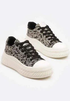 Czarne Trampki na Platformie z Tłoczeniem Ozdobione Abstrakcyjnym Wzorem Desanovia