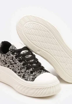 Czarne Trampki na Platformie z Tłoczeniem Ozdobione Abstrakcyjnym Wzorem Desanovia