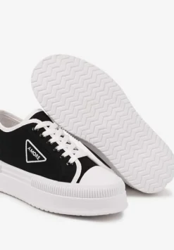 Czarne Trampki na Podwójnej Podeszwie z Ozdobnym Znaczkiem na Cholewce Alivrelia