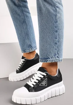 Czarne Trampki przed Kostkę na Platformie Olyria