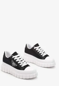 Czarne Trampki przed Kostkę na Platformie Olyria