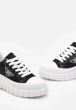 Czarne Trampki przed Kostkę na Platformie Olyria