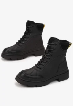 Czarne Traperki Desa