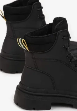 Czarne Traperki Desa