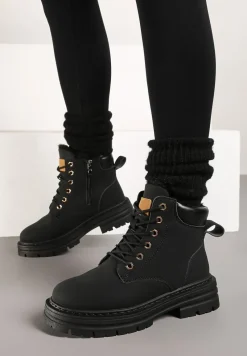 Czarne Traperki na Tłoczonej Podeszwie Ocieplane Futrem Toriga