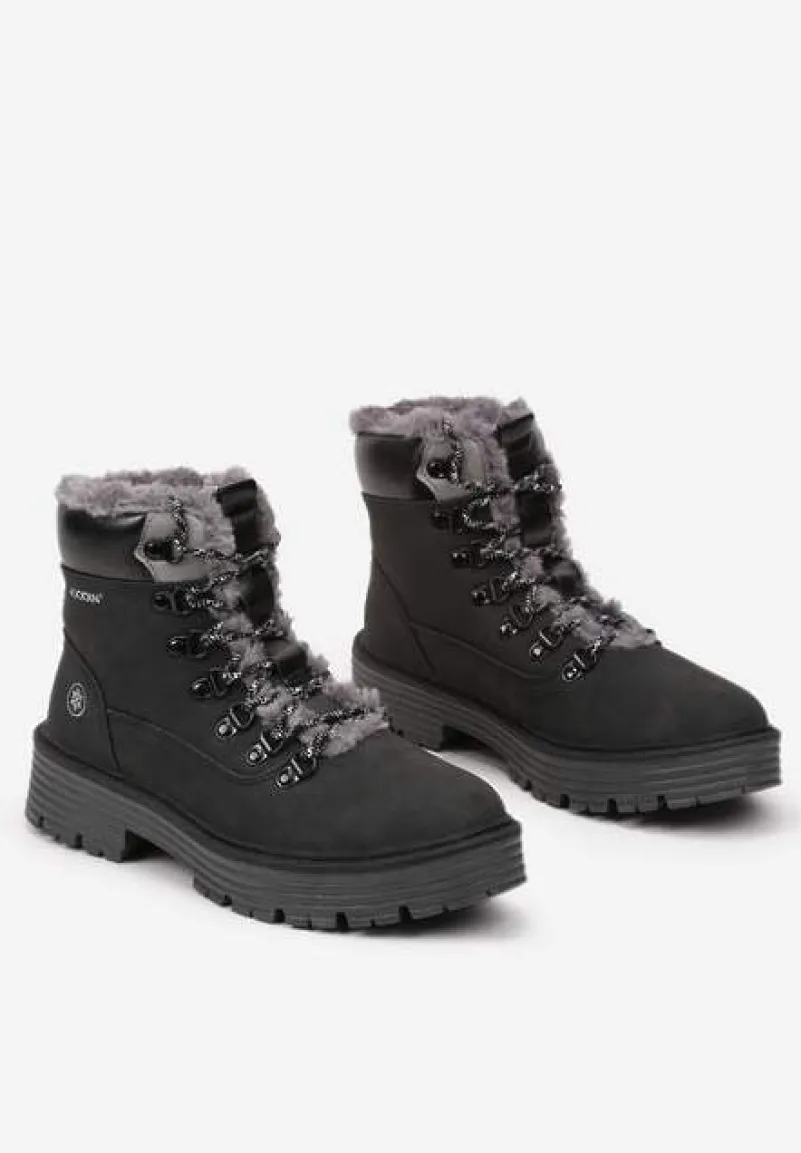 Czarne Trapery na Płaskiej Podeszwie ze Sznurowaniem Futerkiem i Napisem Linnasia