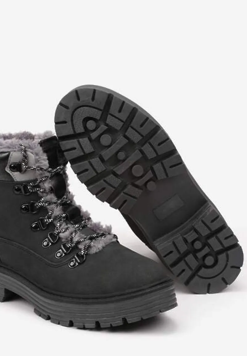 Czarne Trapery na Płaskiej Podeszwie ze Sznurowaniem Futerkiem i Napisem Linnasia