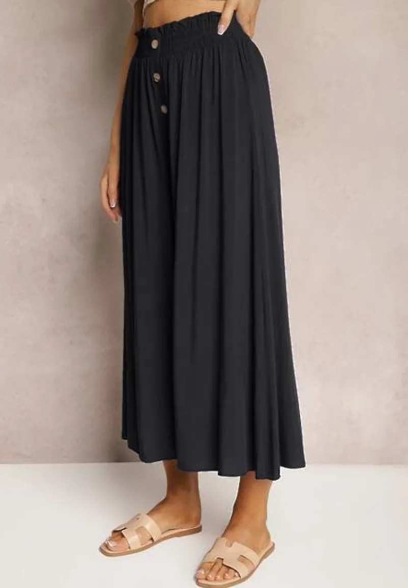 Czarne Wiskozowe Spodnie Palazzo z Gumką w Talli Zdobione Guzikami z Nogawkami 3/4 Efinna