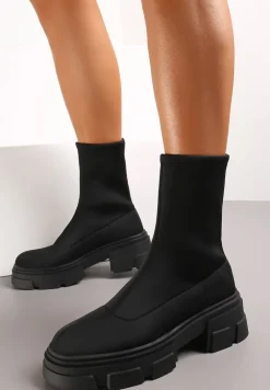 Czarne Wsuwane Botki na Masywnej Podeszwie z Elastyczną Cholewką Urelli