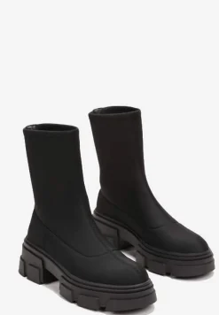 Czarne Wsuwane Botki na Masywnej Podeszwie z Elastyczną Cholewką Urelli