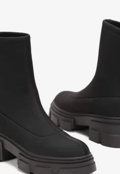 Czarne Wsuwane Botki na Masywnej Podeszwie z Elastyczną Cholewką Urelli