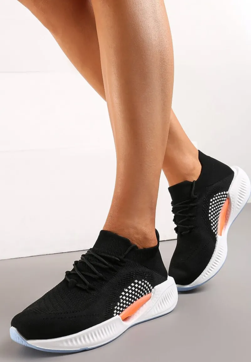 Czarne Wsuwane Buty Sportowe z Elastyczną Cholewką i Ozdobną Podeszwą Instonia