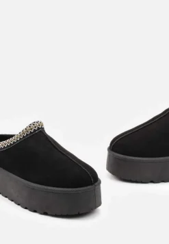 Czarne Wsuwane Kapcie na Platformie z Ozdobną Lamówką i Przeszyciami Jolieri
