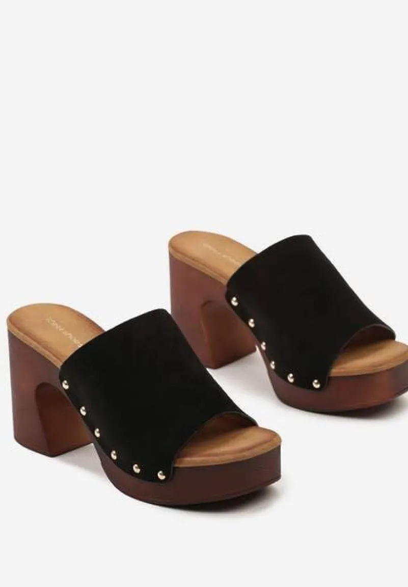 Czarne Wsuwane Klapki Typu Chodaki z Ozdobnymi Nitami Landoresa