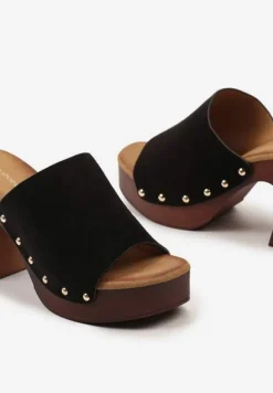 Czarne Wsuwane Klapki Typu Chodaki z Ozdobnymi Nitami Landoresa