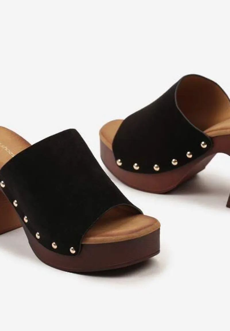 Czarne Wsuwane Klapki Typu Chodaki z Ozdobnymi Nitami Landoresa