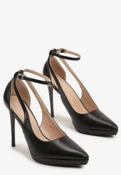 Czarne Wycięte Szpilki ze Szpiczastym Noskiem i Paskiem z Klamerką przy Kostce Atteona